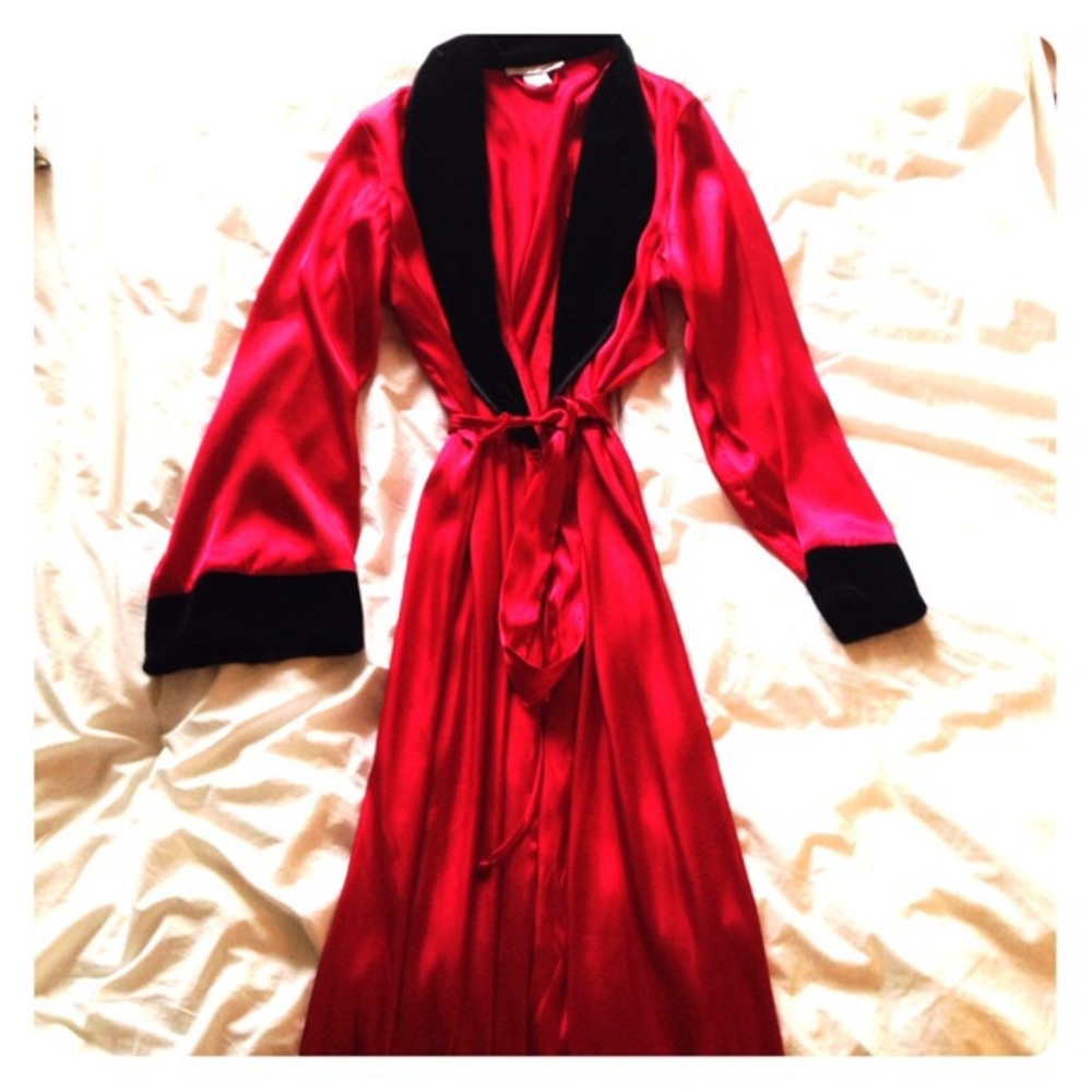 Regel red robe with velvet trimming